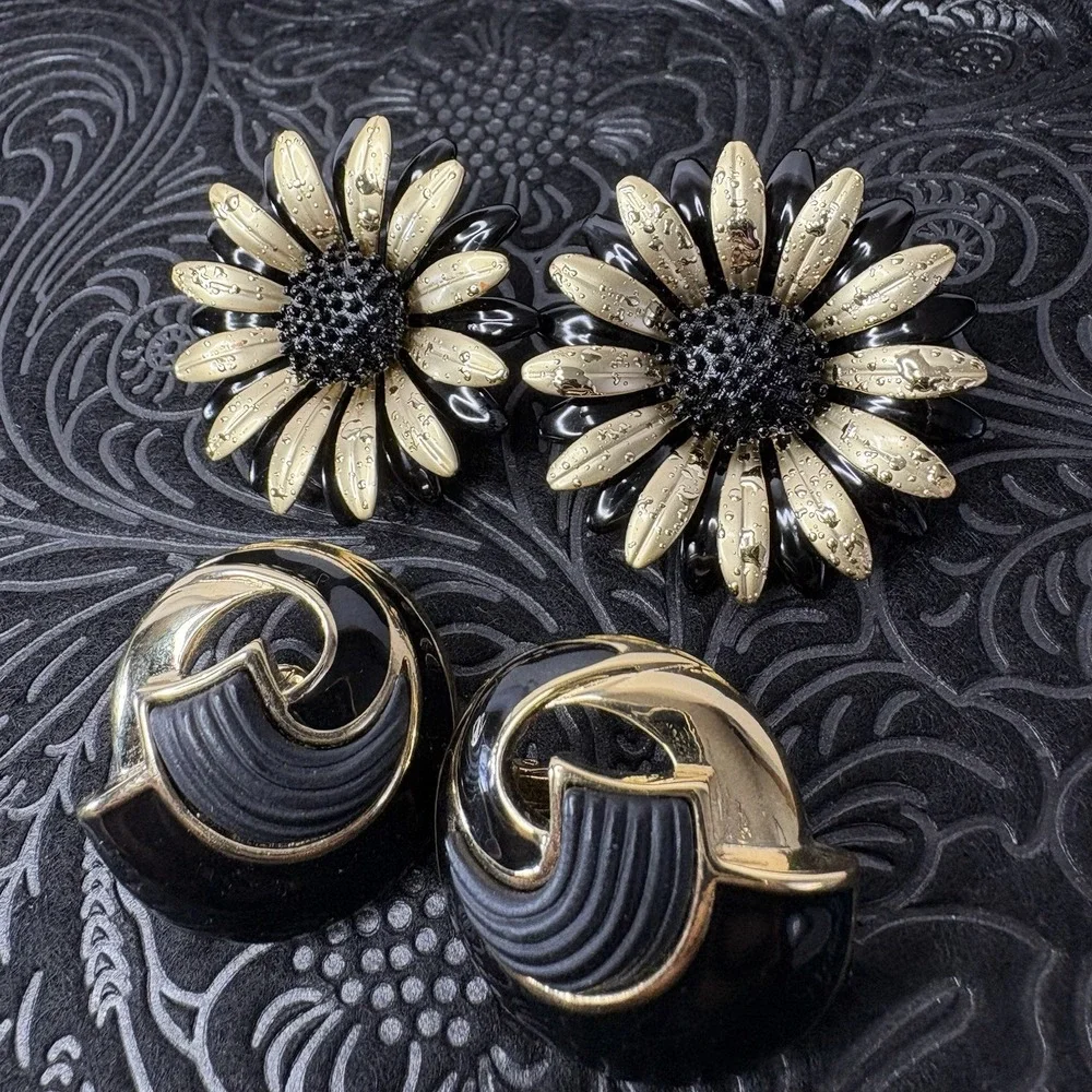 Set Of Two Pair Black Gold Tone Flower Daisy Trifari Round Clip‎ Back Earrings
